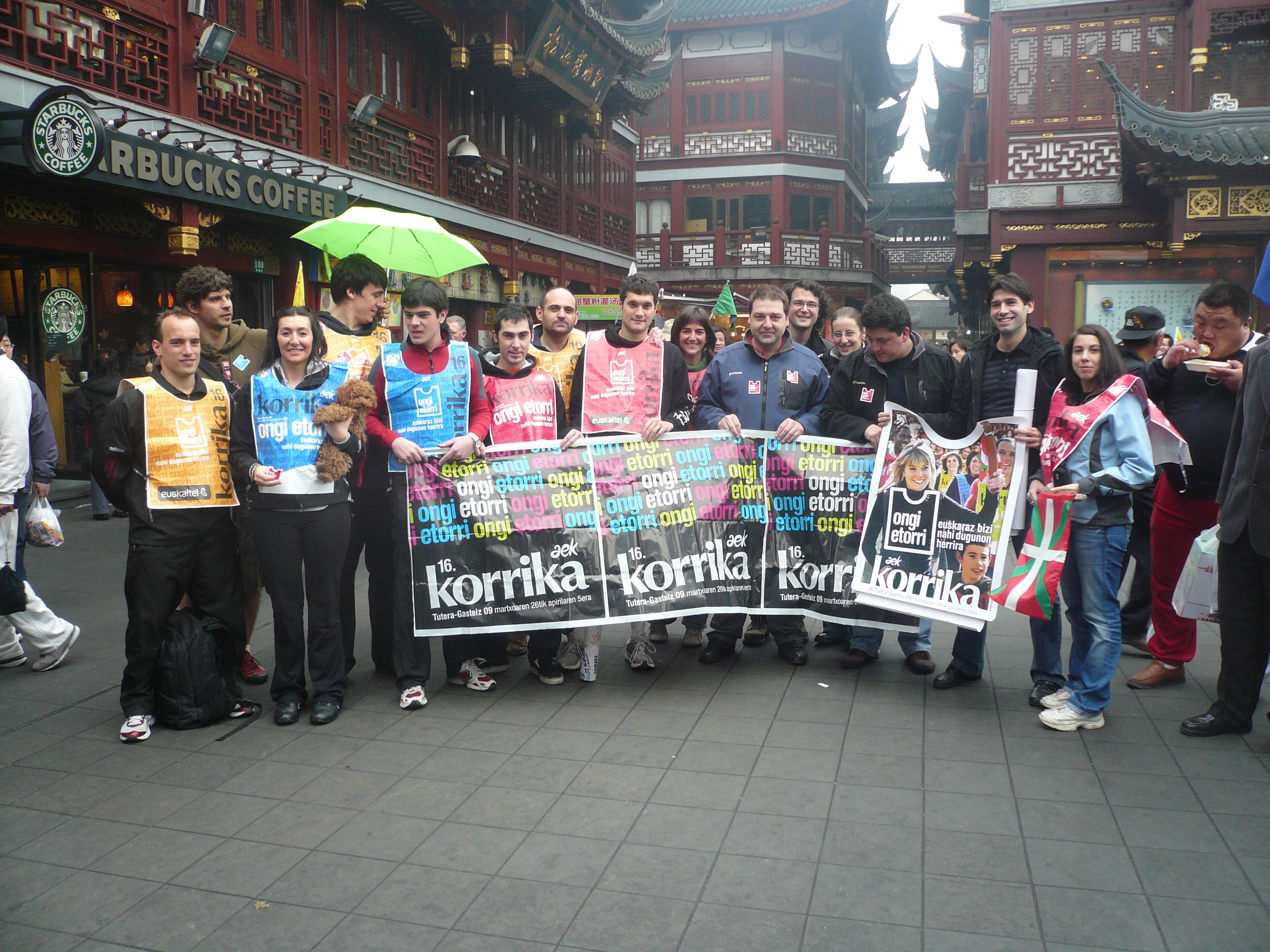 Korrika 16 a punto de salir del centro de Shanghai (foto ShanghaiEE)